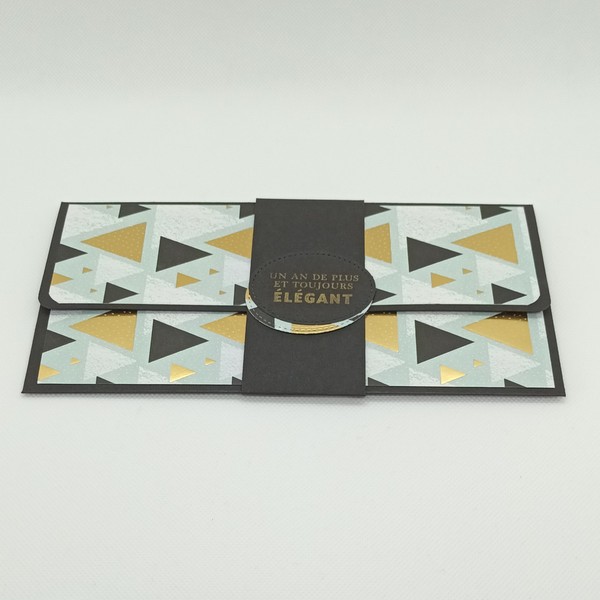 pochette-cadeau-noir-decor-triangle-dore-et-blanc-Un-an-de-plus-et-toujours-elegant-1