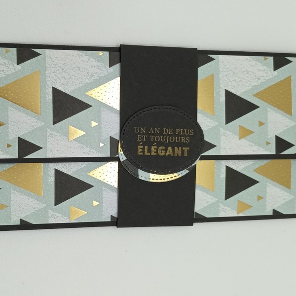 pochette-cadeau-noir-decor-triangle-dore-et-blanc-Un-an-de-plus-et-toujours-elegant-2
