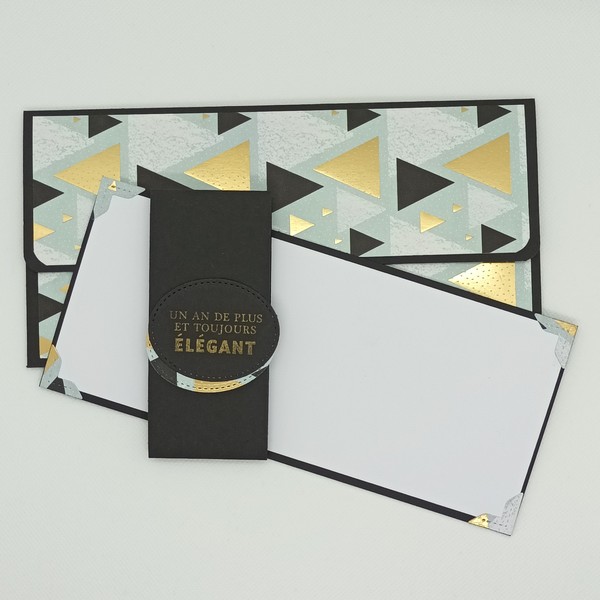 pochette-cadeau-noir-decor-triangle-dore-et-blanc-Un-an-de-plus-et-toujours-elegant-3