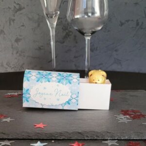 Boîte postale gourmande de Noël bleu et flocons étincelants