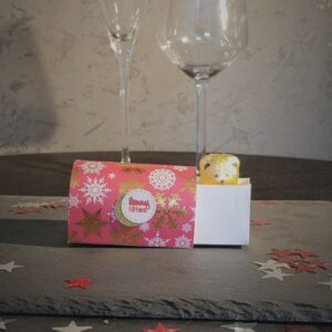 Boîte postale gourmande de Noël rouge grands flocons dorés “Bonnes fêtes”