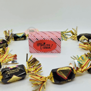 boîte postale rayures rouges brillantes - vue de face