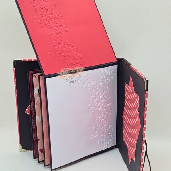 Vue intérieure de l’album photos Minnie avec embossage décoratif