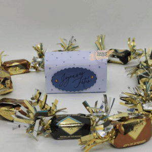 Boîte postale nuit étoilée – Joyeuses Fêtes, vue de face entourée de chocolats dorés