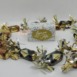 Boîte postale gourmande ocre jaune et houx festif – Joyeuses Fêtes, vue de face