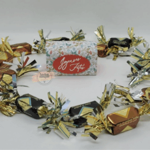 Boîte postale gourmande houx festif – Joyeuses Fêtes, vue de face