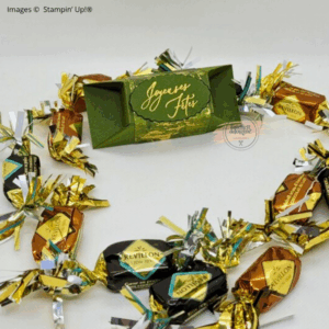 Lingot vert marbré d’or « Joyeuses Fêtes » entouré de chocolats dorés