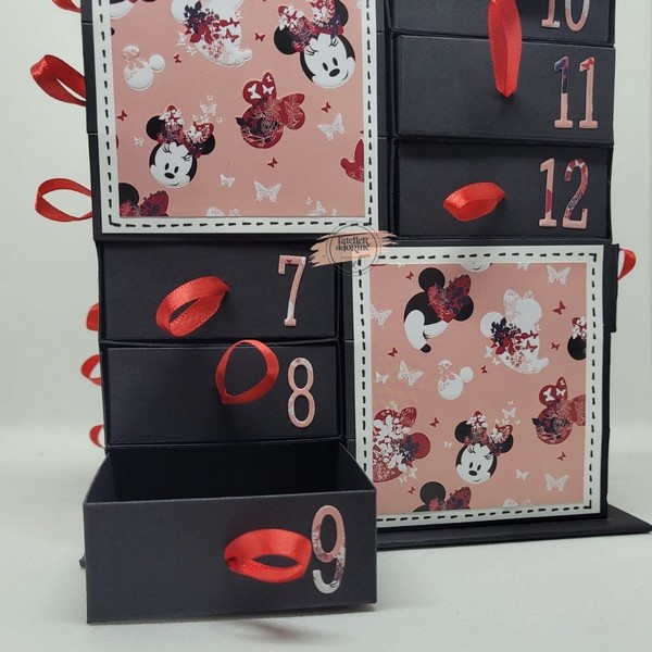 Vue de la tour Minnie avec rubans rouges et papiers décorés