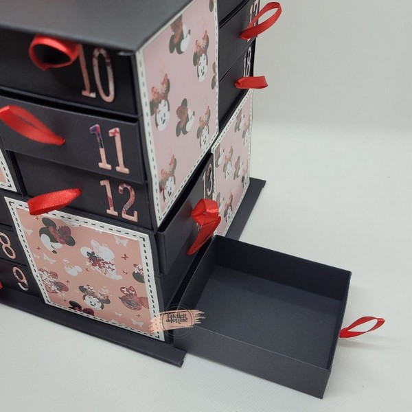 Tiroirs ouverts du calendrier de l’Avent Tour Minnie