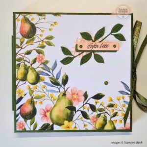 Vue de couverture de l’album photos artisanal “Enfin l’été”, feuillages verts et fleurs roses.