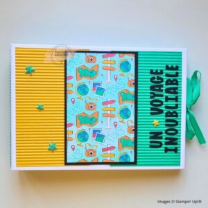 Album photos voyage Un Voyage Inoubliable – couverture jaune et verte avec étoiles en relief
